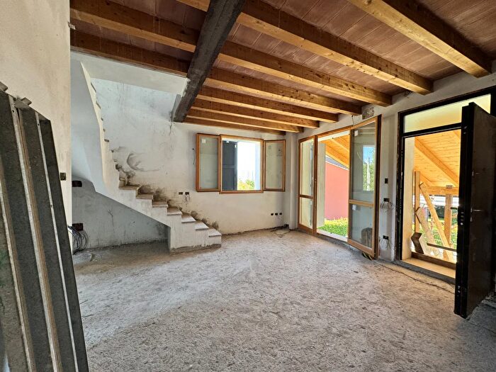 Appartamento trilocale in vendita in Strada Ugozzolo, Parma