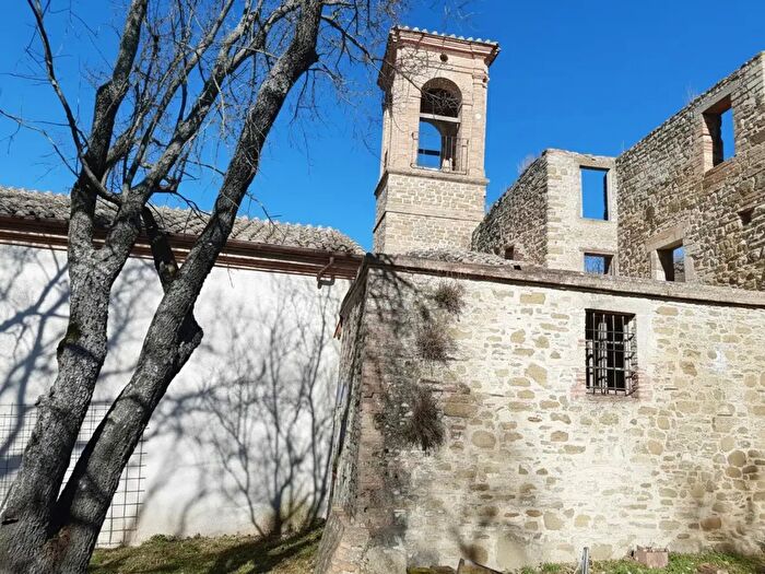 Casa con 11 locali in vendita in Via Ponte San Giovanni, Torgiano