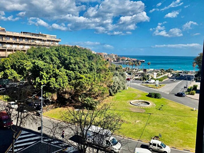 Appartamento con 5 locali in affitto in Corso Italia Europa, Catania