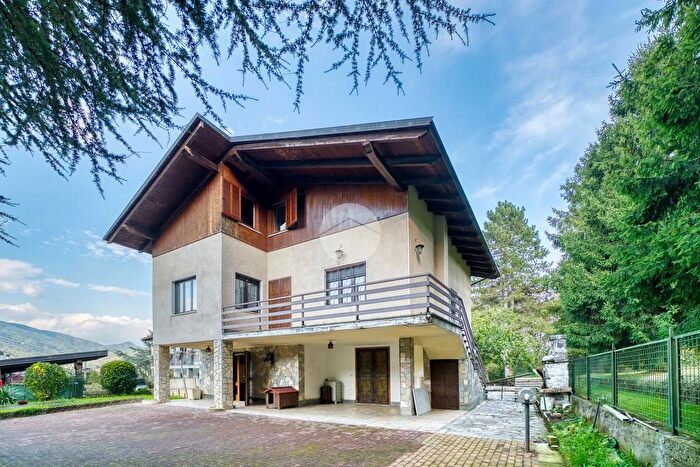 Casa con 10 locali in vendita in Borgata Piancera, Giaveno