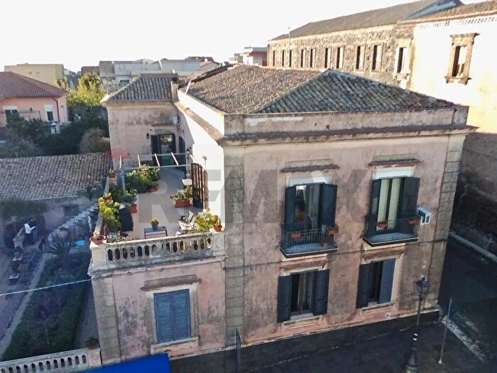 Casa con 9 locali in vendita in Via Roma, Belpasso