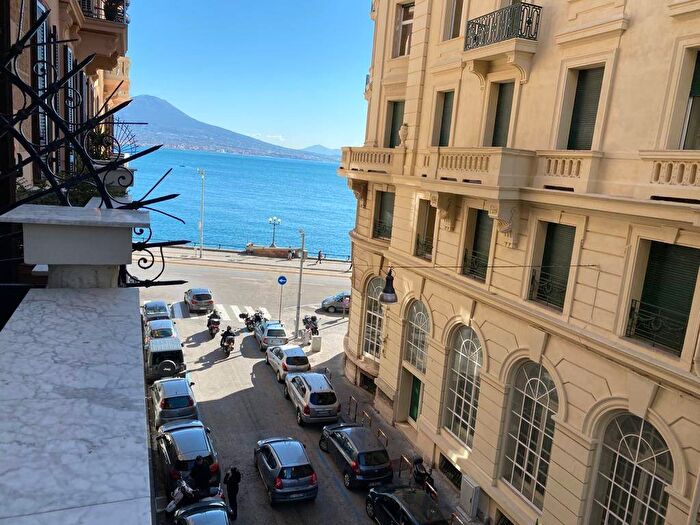 Appartamento con 5 locali in affitto in Via Lucilio, Santa Lucia, Napoli