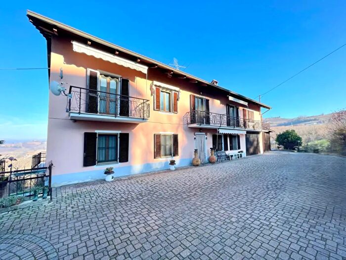 Casa con 12 locali in vendita in Via Farinetti, Diano DAlba