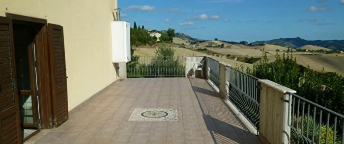 Casa con 10 locali in vendita in Cossignano