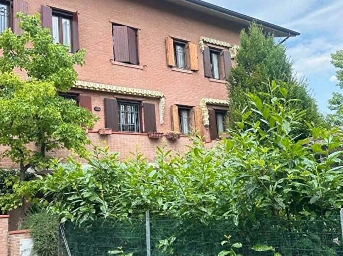 Casa quadrilocale in vendita in Modena Emilia Romagna Crocetta Italia, Modena