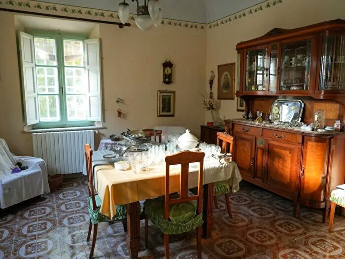 Casa con 8 locali in vendita in Vicopisano