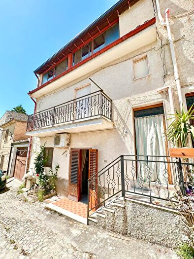 Casa con 10 locali in vendita in Palazzo Adriano