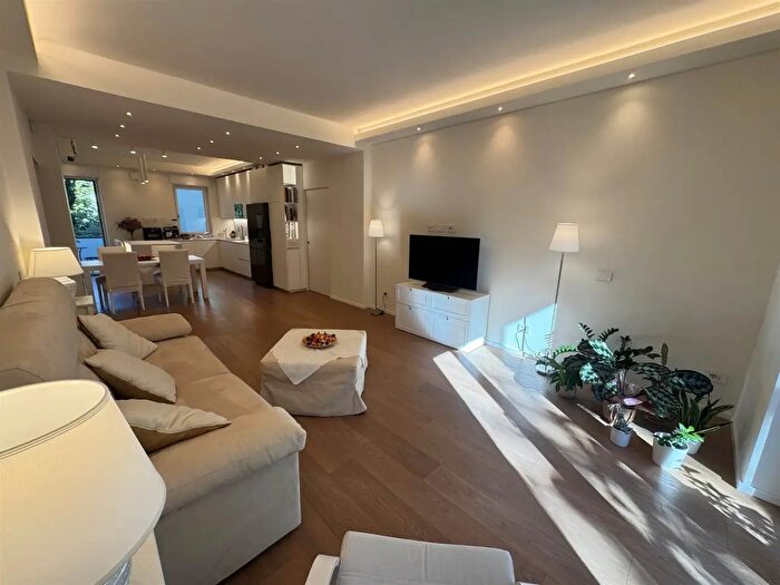 Appartamento con 5 locali in vendita in Via Sanzio, Milano