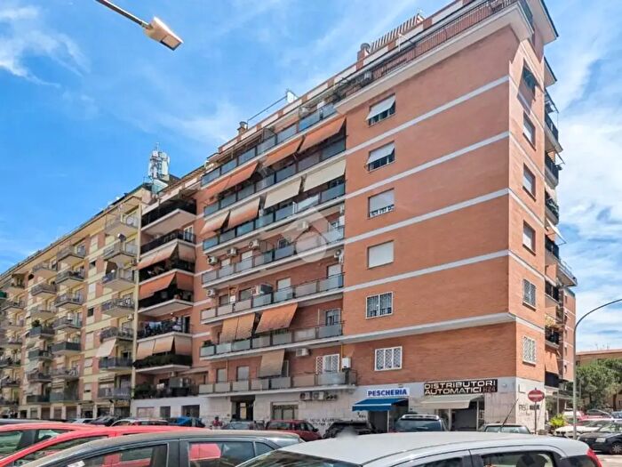 Appartamento trilocale in vendita in Via Carlo della Rocca, Roma