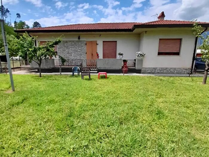 Casa con 6 locali in vendita in Camaiore