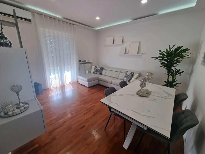 Appartamento trilocale in vendita in Via Zara, Limbiate