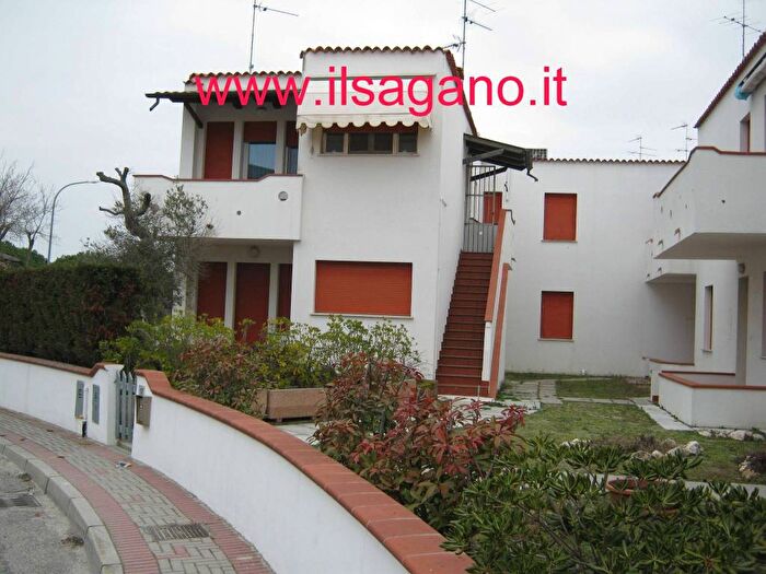 Casa trilocale in affitto in Via Asiago, Lido degli Scacchi Lido di Pomposa, Comacchio
