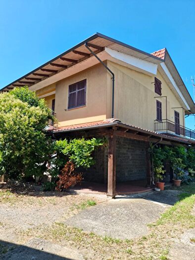 Casa con 7 locali in vendita in Trino