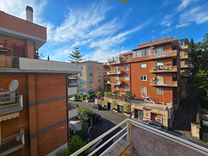 Appartamento trilocale in affitto in Via Montasio, Città Giardino, Roma