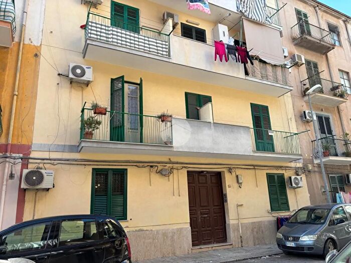 Appartamento trilocale in vendita in Via Ernesto Lugaro, Palermo