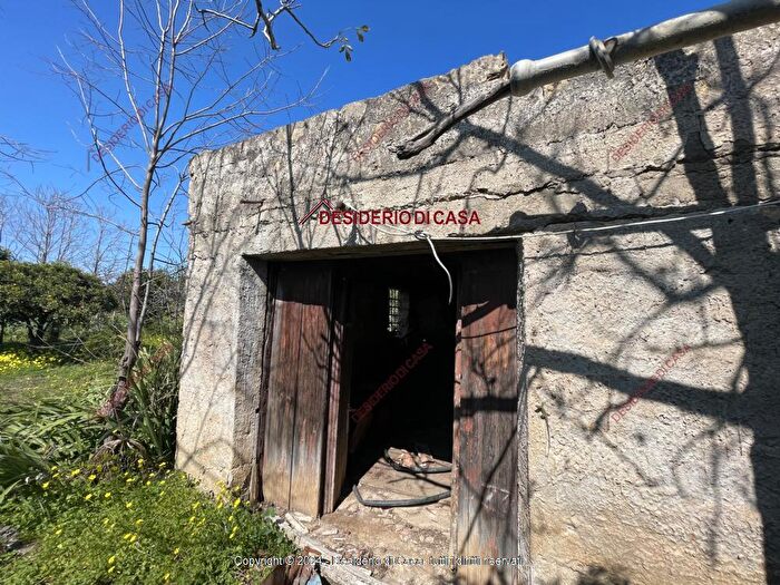 Casa con 5 locali in vendita in Lascari