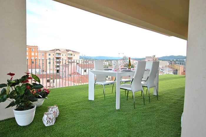 Appartamento con 10 locali in vendita in Corso Umberto, Olbia