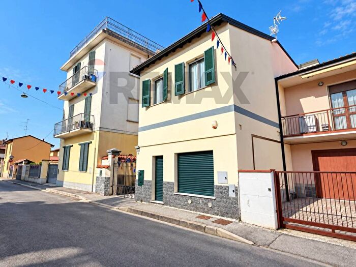 Casa con 6 locali in vendita in via San Michele del Carso, Centro, Lacchiarella