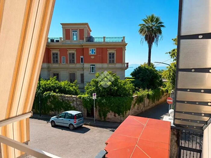 Appartamento trilocale in vendita in Via Nicola Ricciardi, Napoli