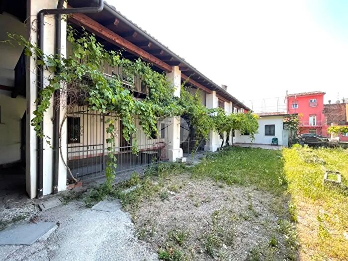 Appartamento bilocale in vendita in Via S Zeno, Brescia