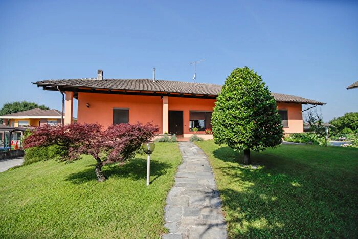 Casa con 6 locali in vendita in Via Crissolo, Moretta