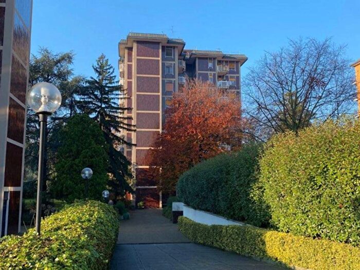 Appartamento trilocale in affitto in Via dei Ciclamini, Primaticcio, Milano