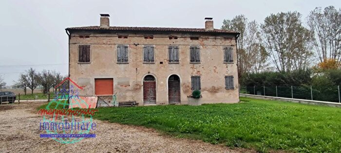Casa con 8 locali in vendita in Via Guzzinati, Cento