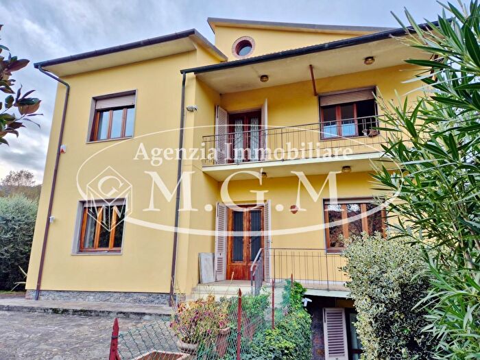 Casa con 9 locali in vendita in Capannori
