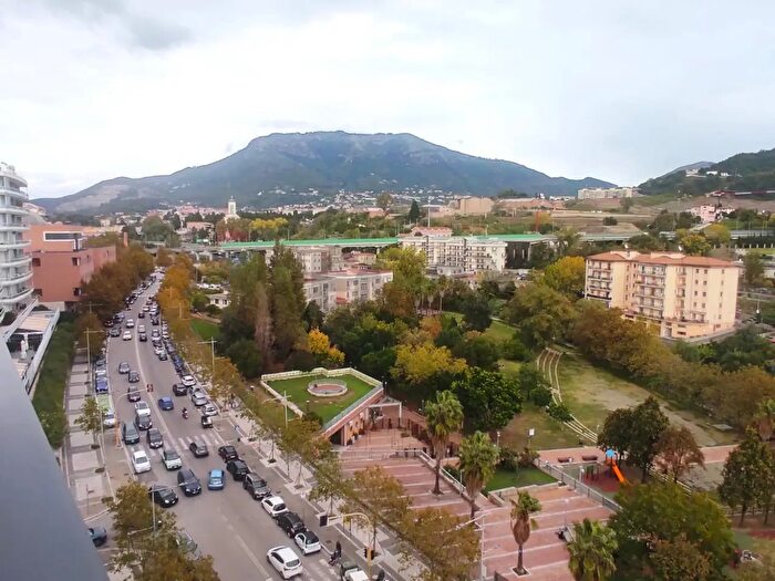 Appartamento con 5 locali in affitto in Salerno