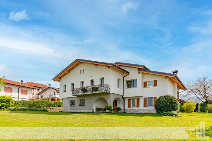 Casa con 9 locali in vendita in Borgo Valbelluna