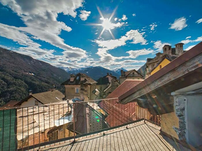 Casa con 10 locali in vendita in Dissimo, Re