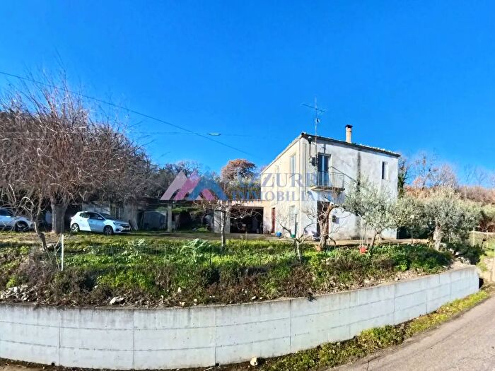 Casa con 5 locali in vendita in Fresagrandinaria