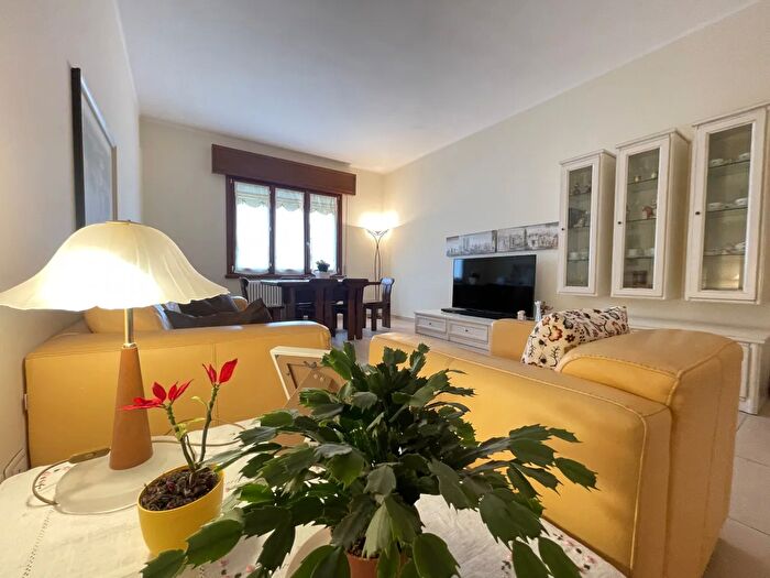 Casa con 8 locali in vendita in Suzzara