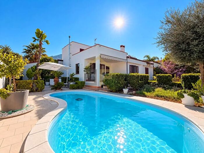 Casa con 8 locali in vendita in Viale Libeccio, Carini