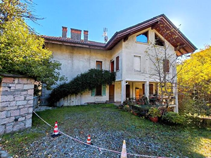 Casa con 6 locali in vendita in Strada Cavalli Oltrefiume, Baveno