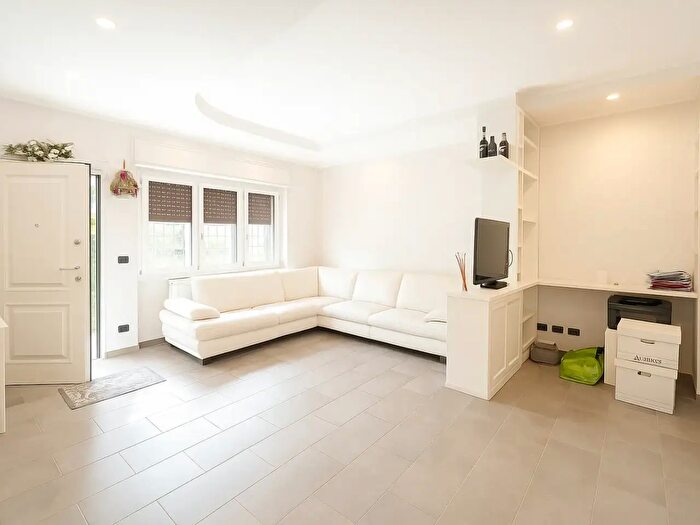 Appartamento trilocale in vendita in Via Leonida Rech, Roma