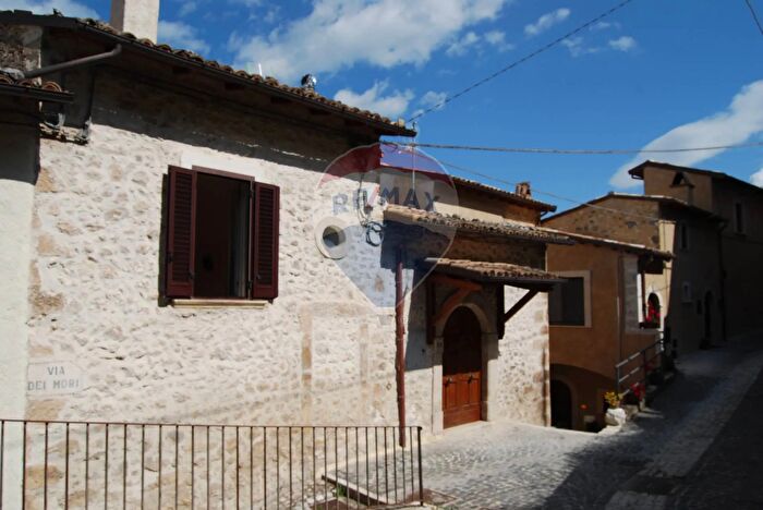 Appartamento trilocale in vendita in Via dei Mori, Navelli