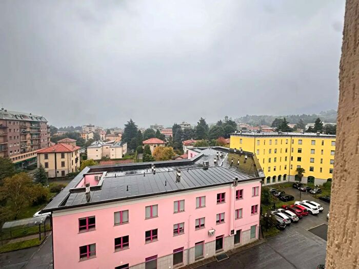 Appartamento trilocale in vendita in Via Adua, Erba