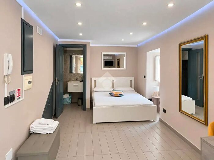 Appartamento monolocale in vendita in Via Monte di Dio, Napoli