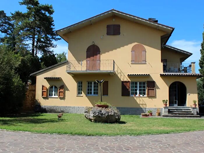 Casa con 8 locali in vendita in Arezzo