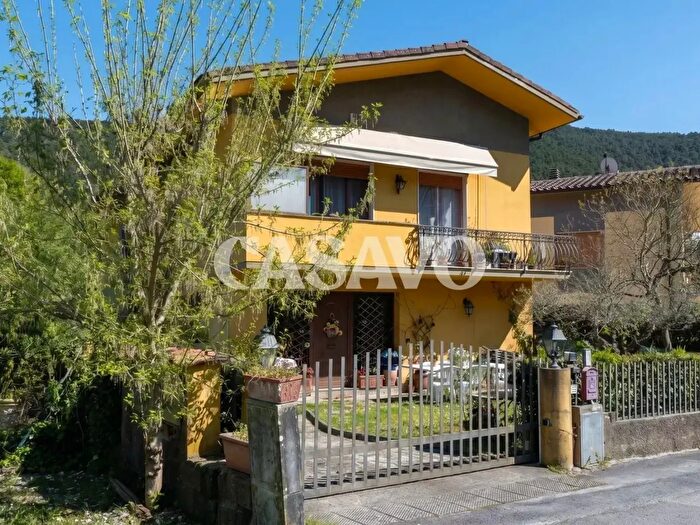 Appartamento con 7 locali in vendita in Via dei Marinari, Lucca