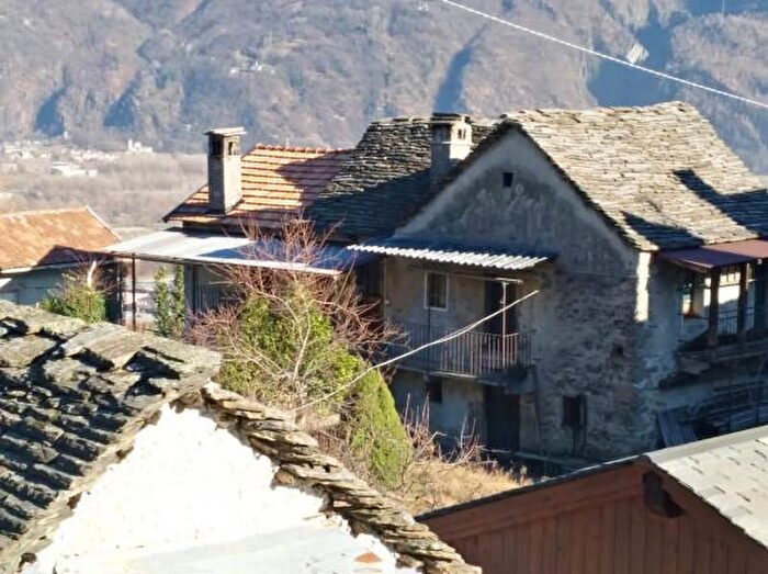 Casa con 6 locali in vendita in Borgata Quartero, Domodossola