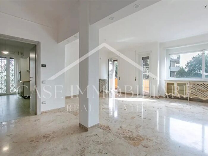 Appartamento con 5 locali in affitto in Viale Cortina dAmpezzo, Roma