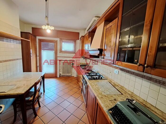 Appartamento quadrilocale in vendita in Via Malamocco, Venezia