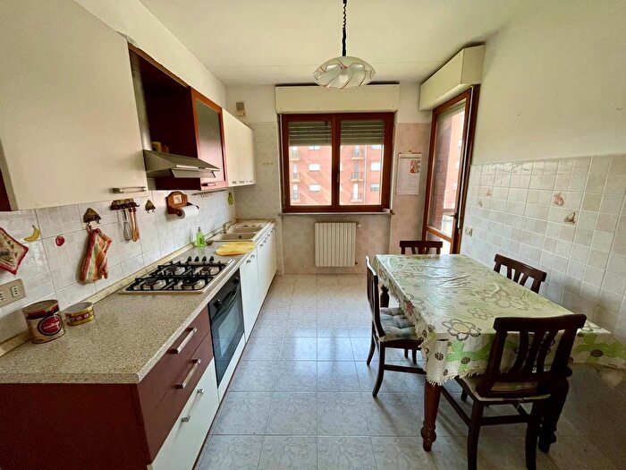 Appartamento con 5 locali in vendita in Via Basso, Alessandria