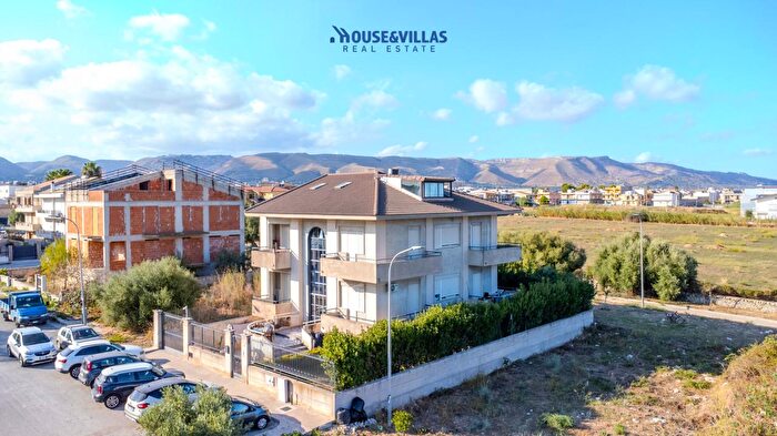 Casa con 8 locali in vendita in Corso Indipendenza, Avola