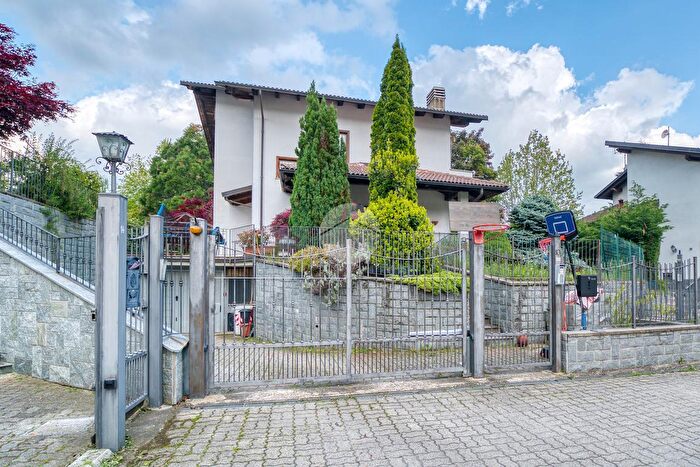 Casa con 8 locali in vendita in Via Rodolfo di Montbell, Giaveno