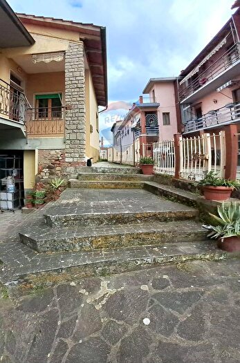 Casa con 5 locali in vendita in Bucine