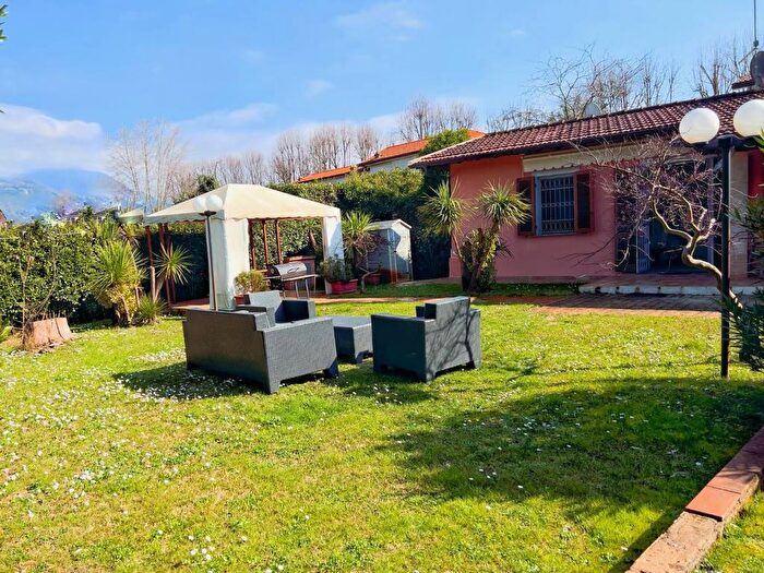 Casa quadrilocale in affitto in Viale Apua, Pietrasanta
