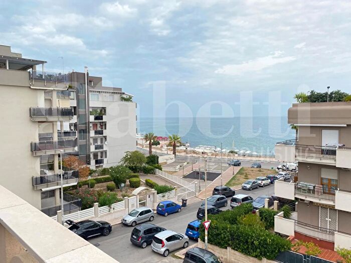 Appartamento quadrilocale in vendita in Via Francesco Caiati, Trani